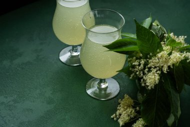 Karbonatlı mürver çiçeği içeceği. Gözlüklü yaz kvass 'ı. Ev yapımı köpüklü hugo suyu. Limonata