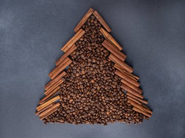 Noel ağacı aromalı gıda arka planı. Kahve çekirdekleri ve tarçın çok güzel görünüyor. Boşluğu kopyala