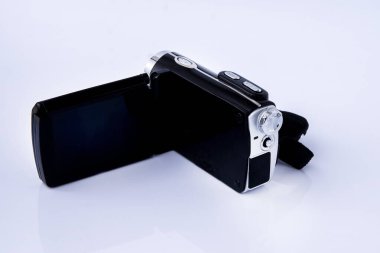 Beyaz arka plan üzerinde eski video kamera