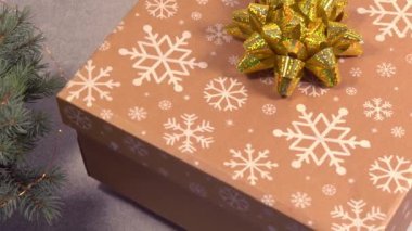 Hediye olarak altın kurdele. Noel ağacının altında bir kutu