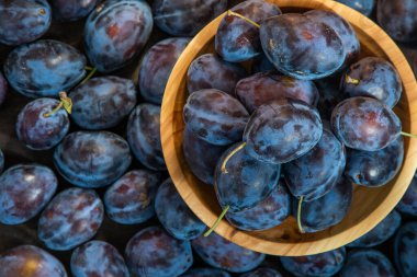 Erikli bir Macar. Mutfaktaki masada meyve hasadı var. Sonbahar mavisi erik. Vitamin kasesi..