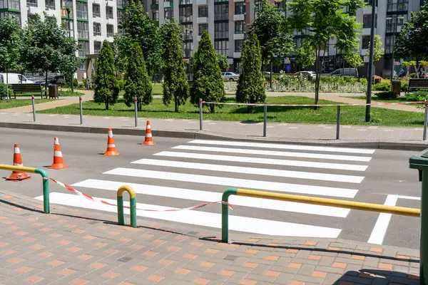 Yol işaretleri uygulanıyor. Avluda yaya geçidi var. Koniler