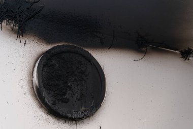 Yanmış LED lamba. Yangından sonra duvarda bir abajur lambası. Konut binasında kendiliğinden yanma ve yangın. Kapatma.