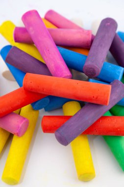 Tahta ve sokak için renkli tebeşirler. Tebeşir çekme çubuğu, okul geçmişine dönüş. Yığın çekme ekipmanları. Eğitim