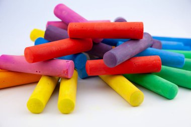 Tahta ve sokak için renkli tebeşirler. Tebeşir çekme çubuğu, okul geçmişine dönüş. Bir yığın farklı çekme ekipmanı..