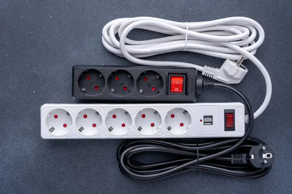 Elektrik prizi uzatma kablosu. Telefonları şarj etmek için USB bağlantısı olan beyaz kablo. Elektrikli alet. Uzatma kablosu.