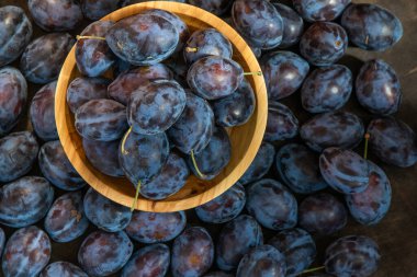 Erikli bir Macar. Mutfaktaki masada meyve hasadı var. Sonbahar mavisi erik. Vitamin kasesi..