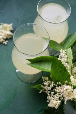 Karbonatlı mürver çiçeği içeceği. Gözlüklü yaz kvass 'ı. Ev yapımı köpüklü hugo suyu. Taze kokteyl