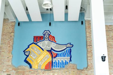 Mozaik, Kyiv nehir limanının duvarında. Nakışlı gömlekli Ukraynalı kadın. Elinde bir demet vardı. Eski fresk çizimi. İç seramik fayanslar mozaik duvar resmi. Ukrayna, Kyiv - 15 Haziran 2024.