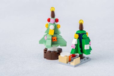 Noel ağacı oyuncağı. Mini tuğlalardan Lego inşaatçısı. Çocuklar el sanatları. Oyun bitti. Ukrayna, Kyiv - 17 Ocak 2024