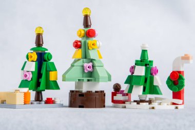 Noel ağacı oyuncağı. Mini tuğlalardan Lego inşaatçısı. Çocuklar el sanatları. Oyun bitti. Ukrayna, Kyiv - 17 Ocak 2024