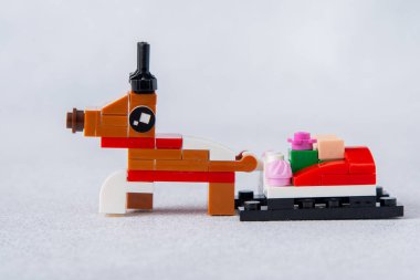 Geyik. Mini tuğlalardan ve detaylardan Lego yapıcı. Çocuklar el sanatları. Oyun oyuncağı. Çocuk inşaatçısı tuğlası. Ukrayna, Kyiv - 17 Ocak 2024