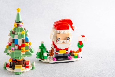 Noel ağacı oyuncağı. Mini tuğlalardan Lego inşaatçısı. Çocuklar el sanatları. Oyun bitti. Ukrayna, Kyiv - 17 Ocak 2024