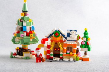 Noel ağacı ve Noel Baba oyuncağı. Mini tuğlalardan Lego inşaatçısı. Çocuklar el sanatları. Oyun bitti. Ukrayna, Kyiv - 17 Ocak 2024