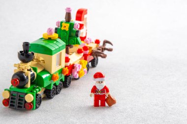 Noel ağacı ve Noel Baba oyuncak eğitmeni. Mini tuğlalardan Lego inşaatçısı. Çocuklar el sanatları. Oyun bitti. Ukrayna, Kyiv - 17 Ocak 2024