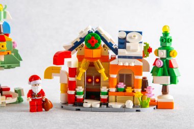 Noel ağacı ve Noel Baba oyuncağı. Mini tuğlalardan Lego inşaatçısı. Çocuklar el sanatları. Oyun bitti. Ukrayna, Kyiv - 17 Ocak 2024