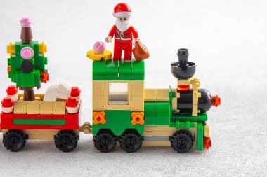 Noel ağacı ve Noel Baba oyuncak eğitmeni. Mini tuğlalardan Lego inşaatçısı. Çocuklar el sanatları. Oyun bitti. Ukrayna, Kyiv - 17 Ocak 2024