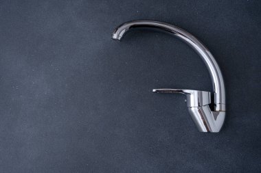 Krom kaplamalı mikser musluğu banyo ve mutfakta su için. Tesisat işi. Siyah arkaplan kopyalama alanı