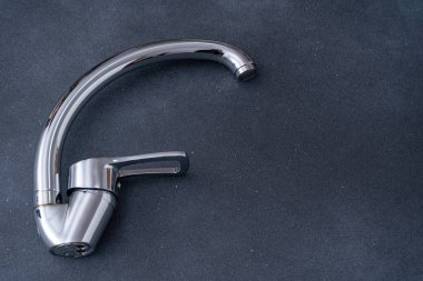 Krom kaplamalı mikser musluğu banyo ve mutfakta su için. Tesisat işi. Siyah arkaplan