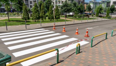 Yol işaretleri uygulanıyor. Avluda yaya geçidi var. Koniler