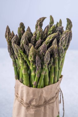 Bir sürü yeşil kuşkonmaz. Taze bahar sebzesi