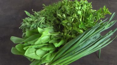 Yeşil soğan, ıspanak, maydanoz ve dereotu. Vitamin yiyeceği. Salata için sebze hazırlayın. Farklı yapraklar ayarla