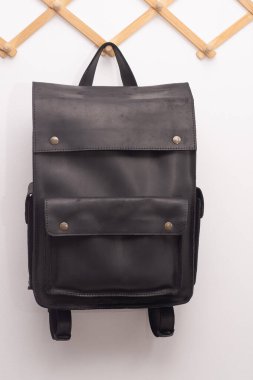 Siyah deri sırt çantası. Klasik şehir çantası. Suç ortağı.