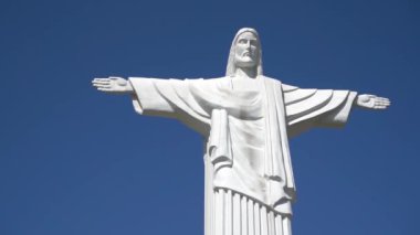 Mavi gökyüzüne karşı İsa 'nın heykeli. Ukrayna, Truskavets - 7 Ağustos 2024