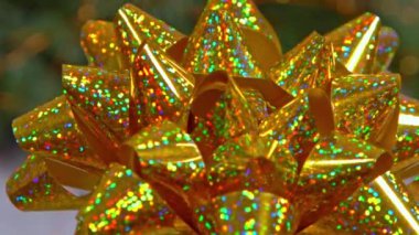 Altın kurdele hediye olarak.