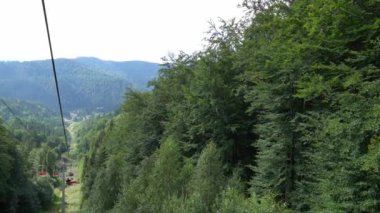Cableway Dağları zirvesi. Hill Ormanı. Doğa yeşil ağaçları