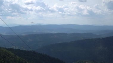 Mavi dağlar doğa. Karpatyalı. Tepeler, orman çayırları