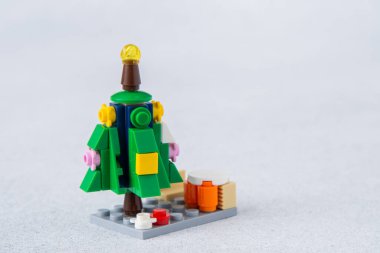 Noel ağacı oyuncağı. Mini tuğlalardan Lego inşaatçısı. Çocuklar el sanatları. Oyun bitti. Ukrayna, Kyiv - 17 Ocak 2024