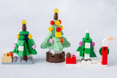 Noel ağacı oyuncağı. Mini tuğlalardan Lego inşaatçısı. Çocuklar el sanatları. Oyun bitti. Ukrayna, Kyiv - 17 Ocak 2024
