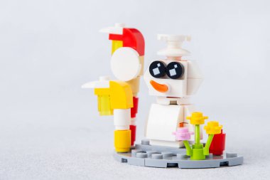 Küçük tuğlalardan ve detaylardan Kardan Adam Lego inşaatçısı. Çocuklar el sanatları. Oyun oyuncağı. Çocuk inşaatçısı tuğlası. Ukrayna, Kyiv - 17 Ocak 2024