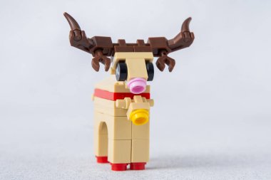 Geyik. Mini tuğlalardan ve detaylardan Lego yapıcı. Çocuklar el sanatları. Oyun oyuncağı. Çocuk inşaatçısı tuğlası. Ukrayna, Kyiv - 17 Ocak 2024