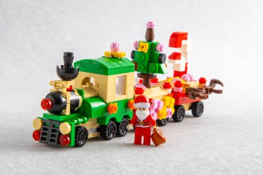 Noel ağacı ve Noel Baba oyuncak eğitmeni. Mini tuğlalardan Lego inşaatçısı. Çocuklar el sanatları. Oyun bitti. Ukrayna, Kyiv - 17 Ocak 2024