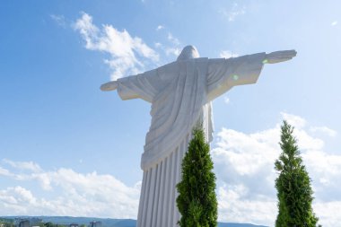 Mavi gökyüzüne karşı İsa 'nın heykeli. Arkadan bak. Ukrayna, Truskavets - 7 Ağustos 2024