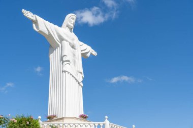 Mavi gökyüzüne karşı İsa 'nın heykeli. Uzayı kopyala Ukrayna, Truskavets - 7 Ağustos 2024