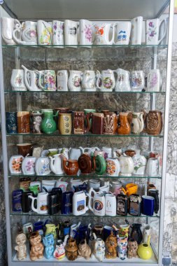 Kumandalar hazır. Truskavets şehrindeki pompa odasından maden suyu içmek için bir kupa. Ukrayna seramikleri. Ukrayna, Truskavets - 7 Ağustos 2024