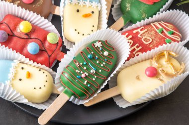 Noel tatlısı. Tatlı yemek. Cheesecake çubuklu dondurma. Kışın ikram. Şeker kardan adam, geyik ve Noel Baba. Zencefilli kurabiye..