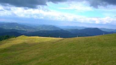 Dağlar Karpatlar 'a kadar uzanır. Polonyny Hills ve Meadow Valley. Mavi sinsi. Sarı çimen