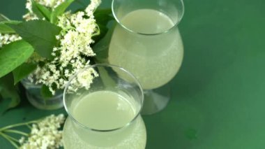 Karbonatlı mürver çiçeği içeceği. Gözlüklü yaz kvass 'ı. Ev yapımı köpüklü su. Hugo soğuk kokteyli