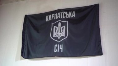 Carpathian Sich. Beyaz bir duvarda siyah bayrak. Ukrayna, Lviv - 12 Ağustos 2024