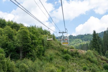 Dağ zirvesine giden yol. Hills Ormanı. Yeşil doğa yazı