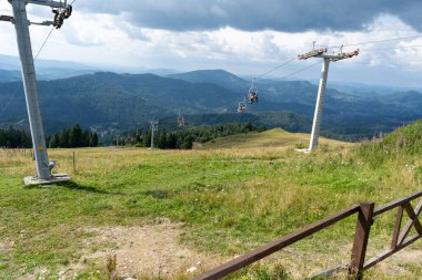 Dağlardaki kablo yolu Karpatlar 'a aittir. Tepeler, orman.