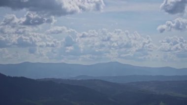 Bulutlu mavi gökyüzü. Dağlar Karpatlar 'a kadar uzanır. Tepe Ormanı