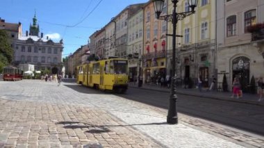 Yazın sarı tramvay şehri. Ulaşım için açık hava reklamı. Ukrayna şehir merkezi. Ukrayna, Lviv - 12 Ağustos 2024