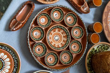 Ukrayna yemekleri. Çamur seramik yemek tabağı dekoru. Kullanıcı tablosu.