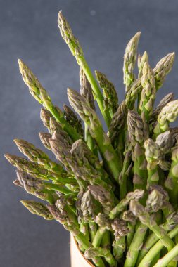 Yeşil kuşkonmaz. Taze bahar sebzeleri. Sağlıklı yemek.