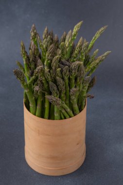 Bir sürü yeşil kuşkonmaz. Taze bahar sebzesi. Vejetaryen yemeği.